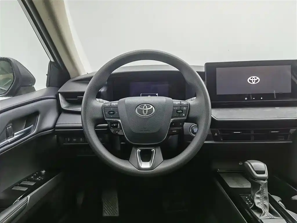 Toyota Camry 2025 — фото 11