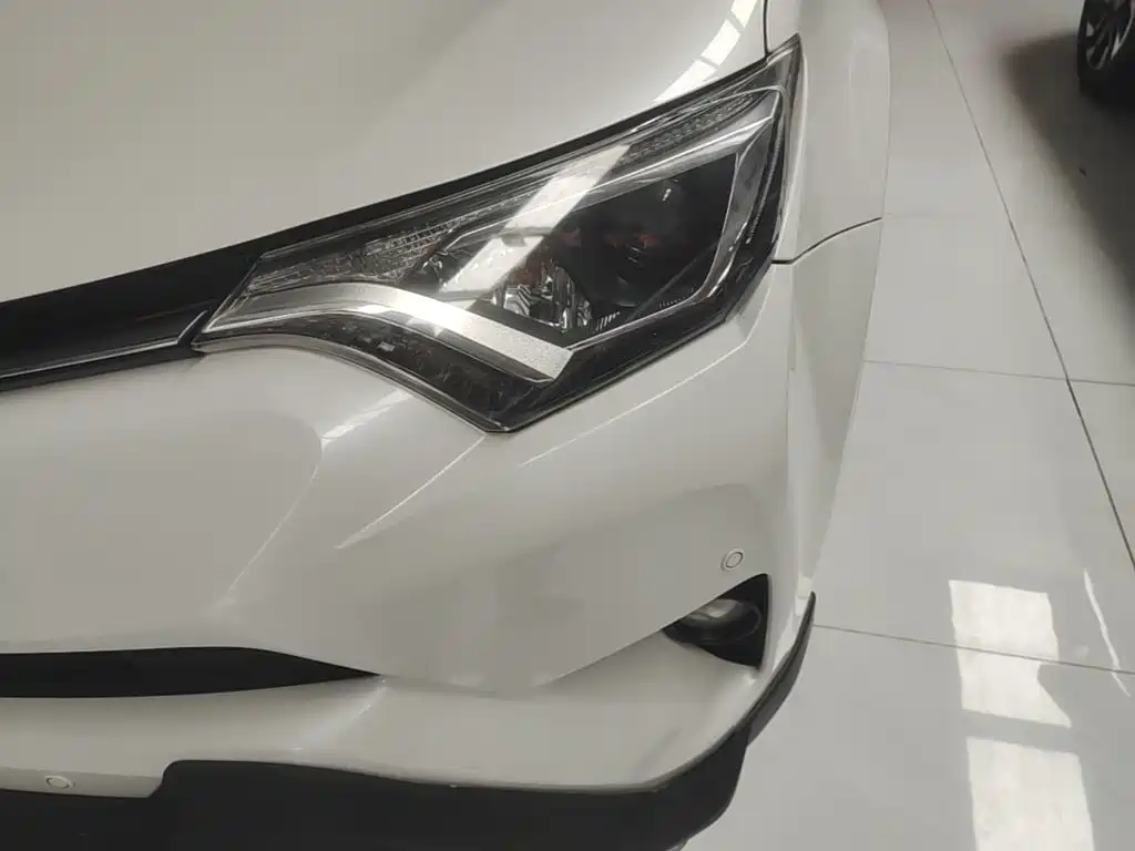 Toyota RAV4 2018 — фото 24
