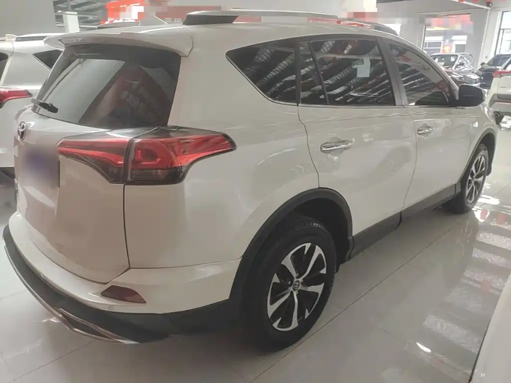 Toyota RAV4 2018 — фото 7