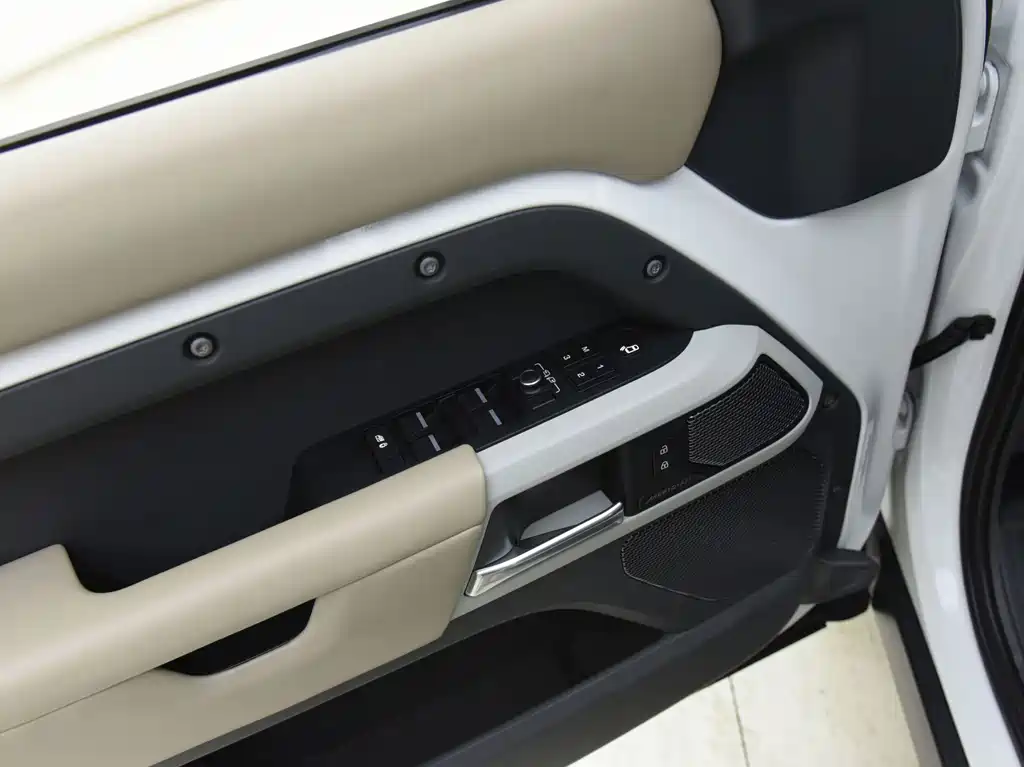 Land Rover Defender 2021 — фото 10