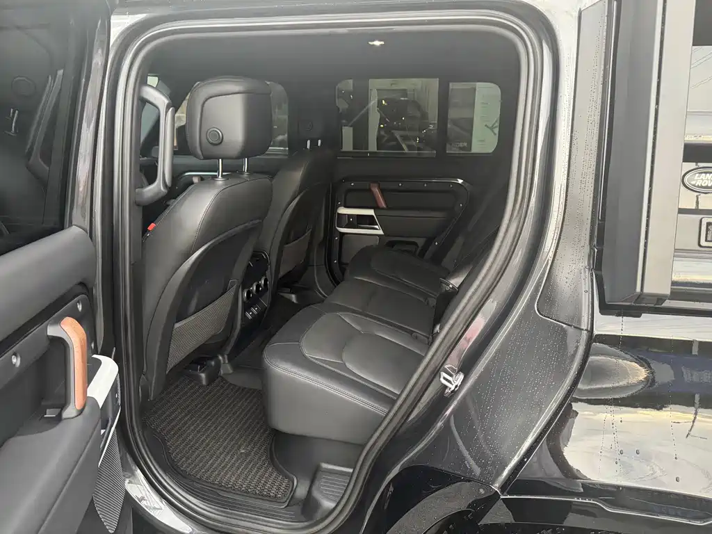 Land Rover Defender 2023 — фото 15