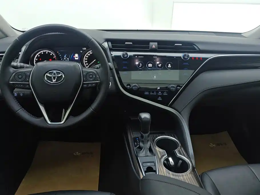 Toyota Camry 2019 — фото 12