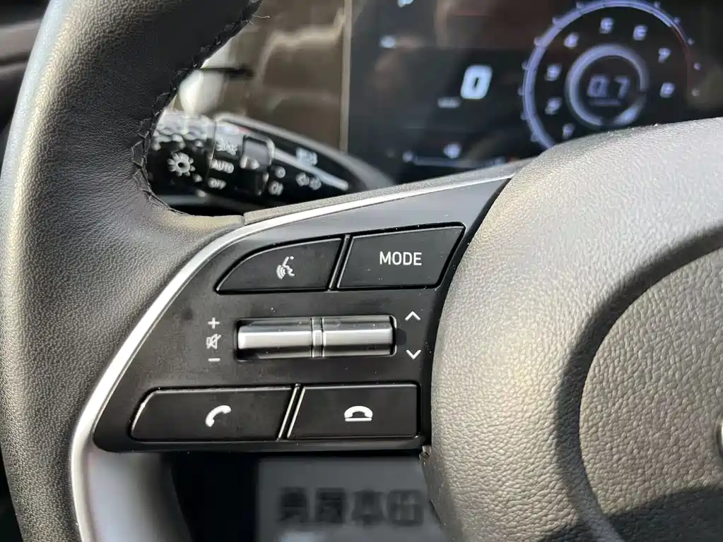 Hyundai Elantra 2023 — фото 17