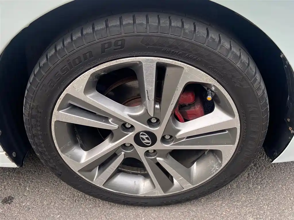 Hyundai Elantra 2017 — фото 17
