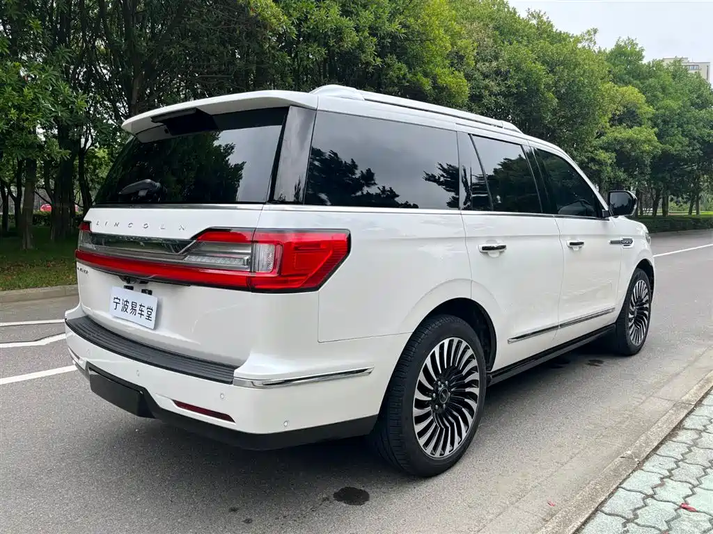 Lincoln Navigator 2018 — фото 19