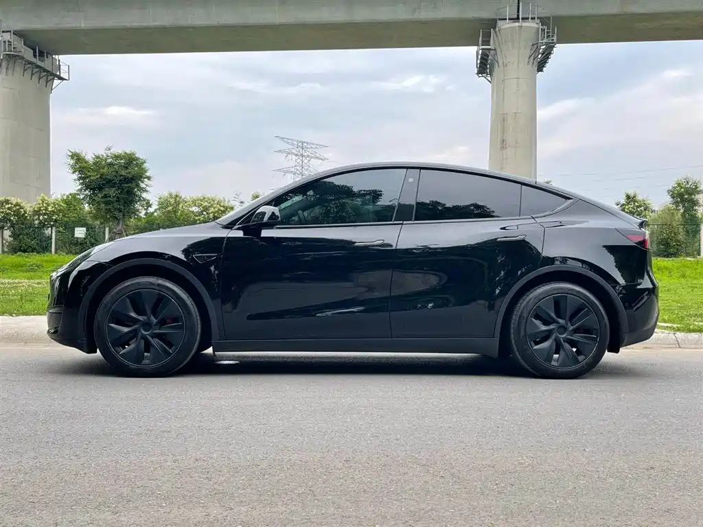 Tesla Model Y 2023 — фото 9
