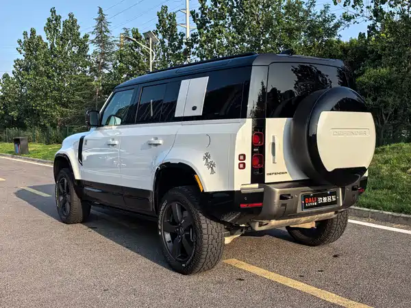 Land Rover Defender 2024