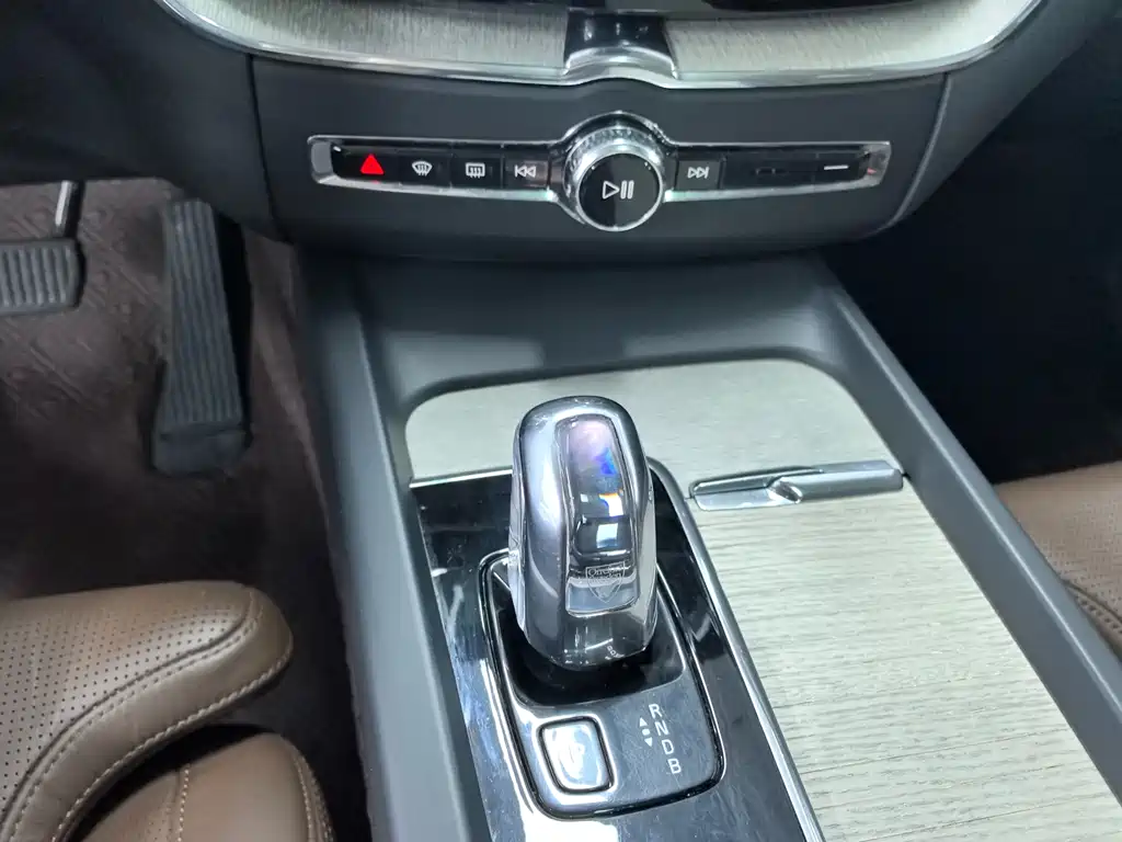 Volvo XC60 PHEV 2019 — фото 8