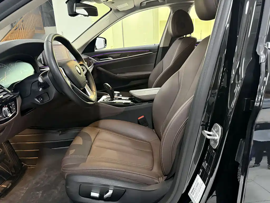 BMW 5 Series 2018 — фото 11