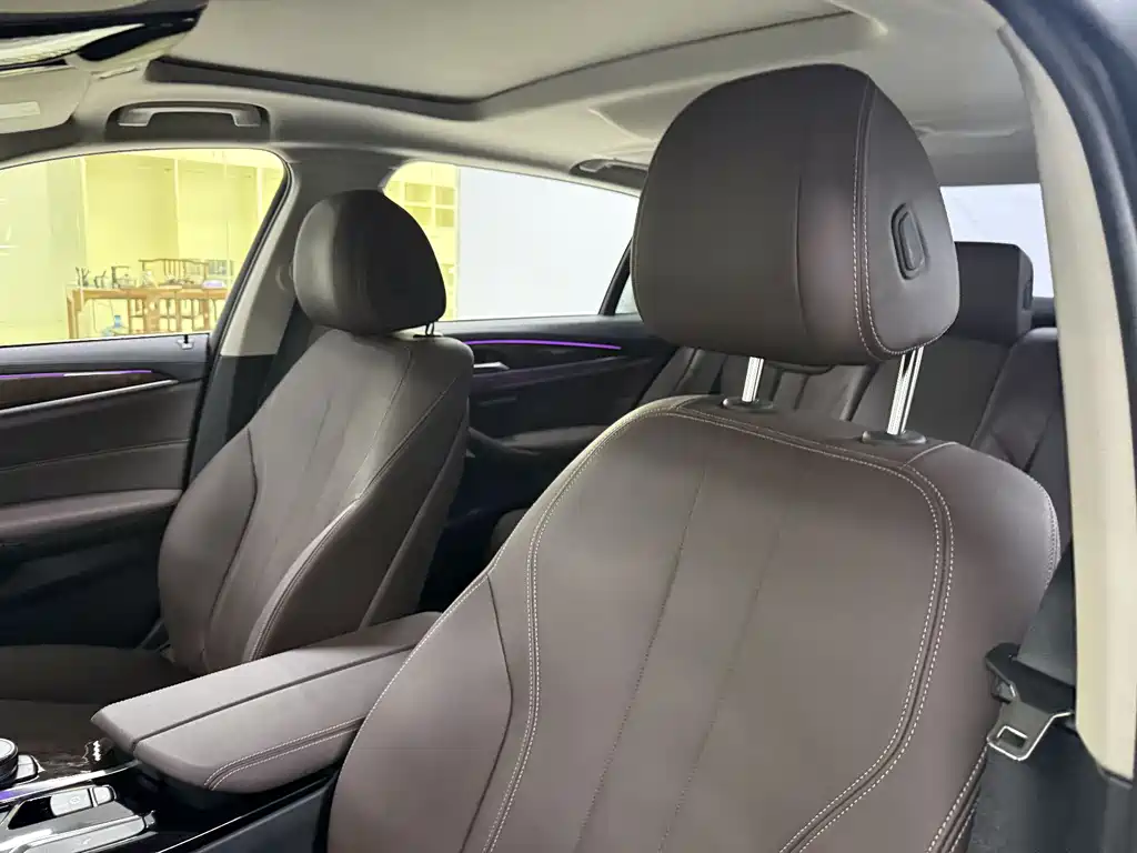 BMW 5 Series 2018 — фото 12