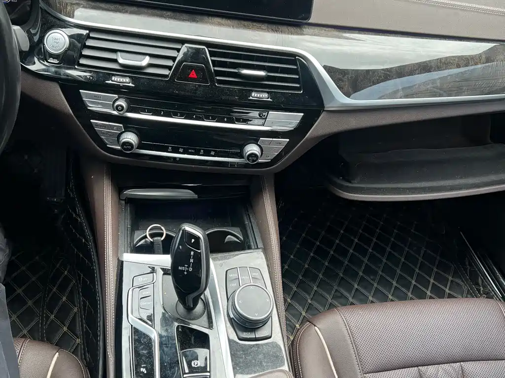BMW 5 Series 2021 — фото 13