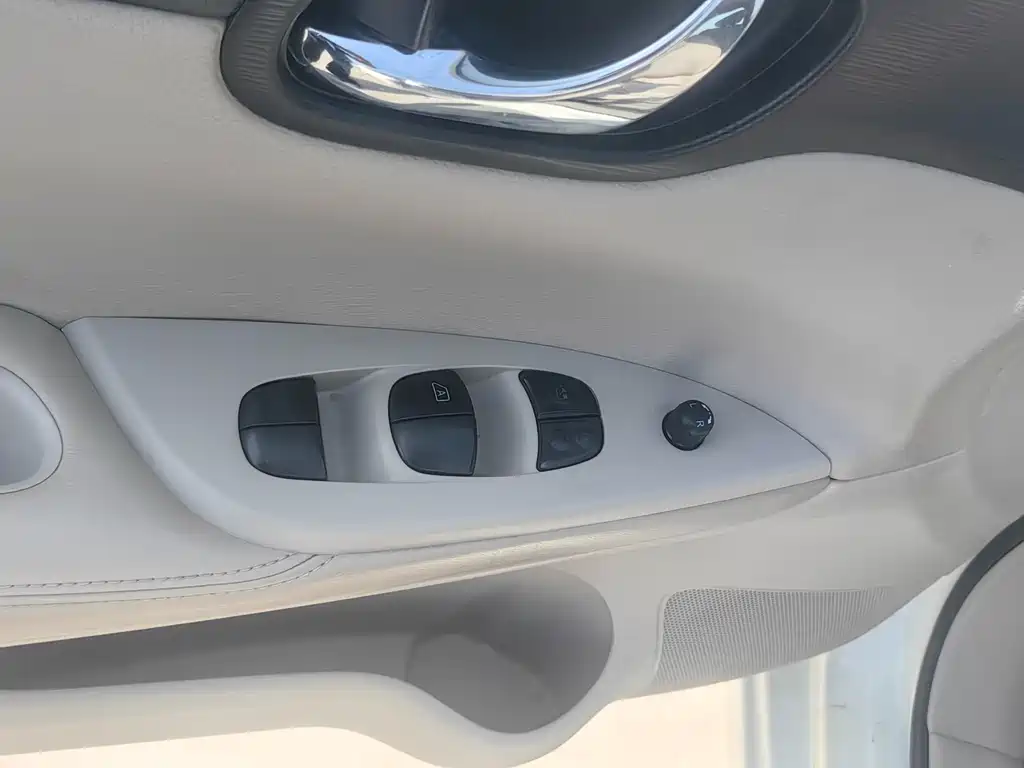 Nissan Tiida 2015 — фото 6