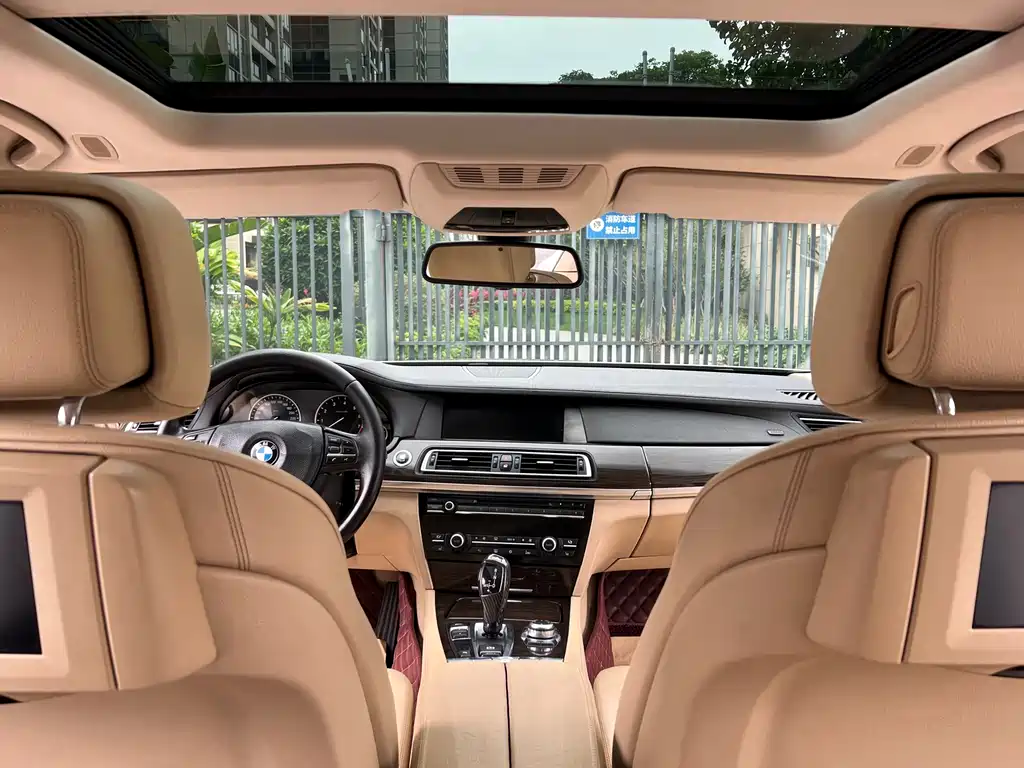 BMW 7 Series 2011 — фото 13
