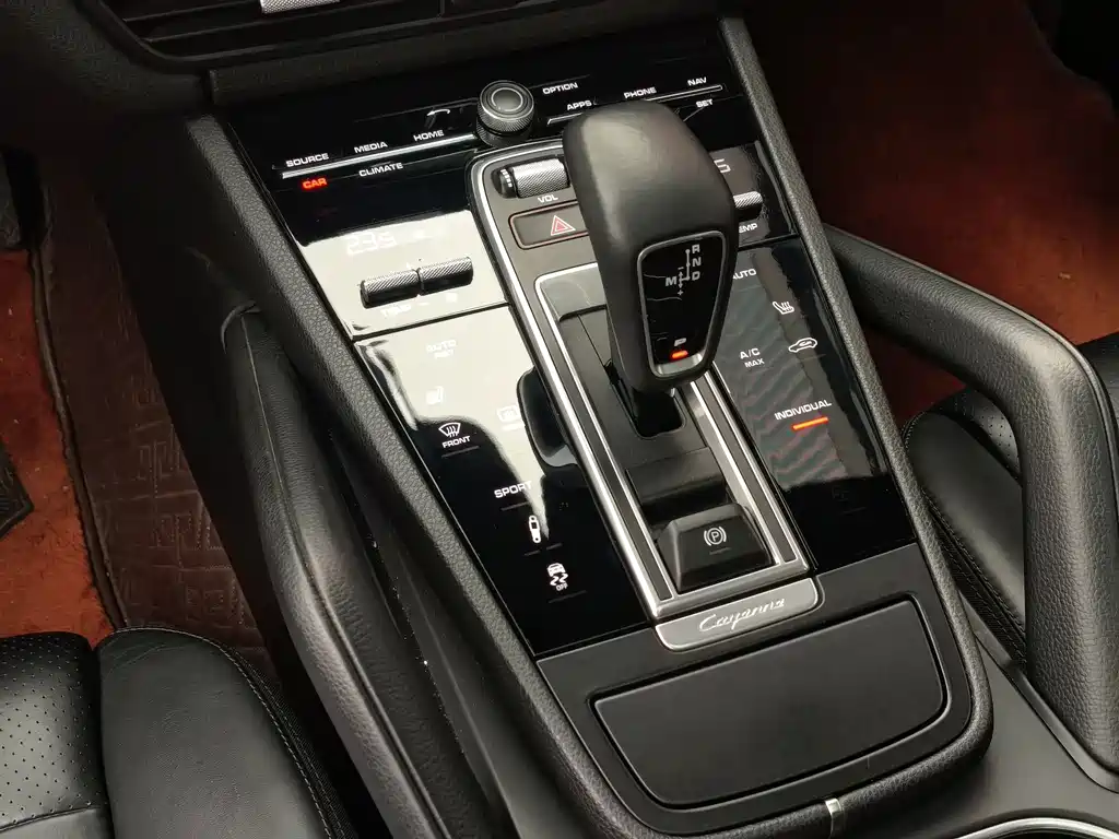 Porsche Cayenne 2019 — фото 13