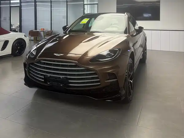 Aston Martin DBX 2025