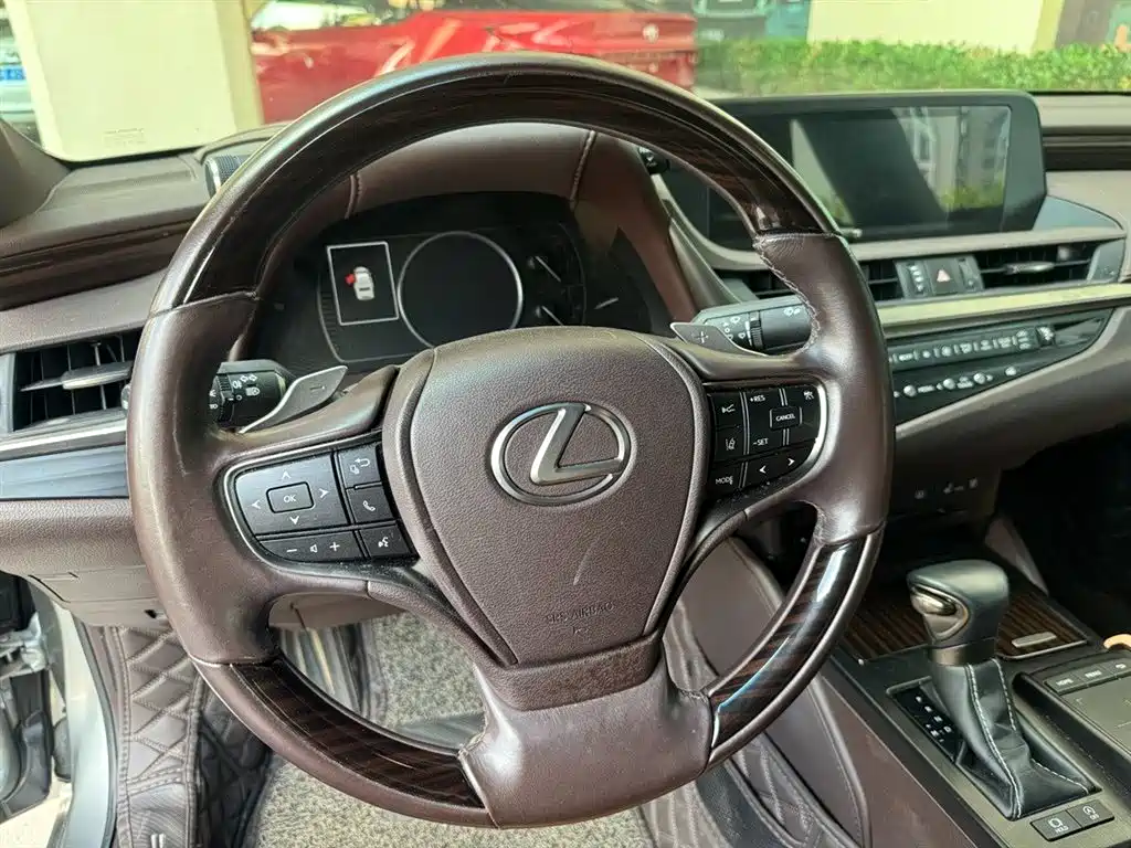 Lexus ES 2018 — фото 7