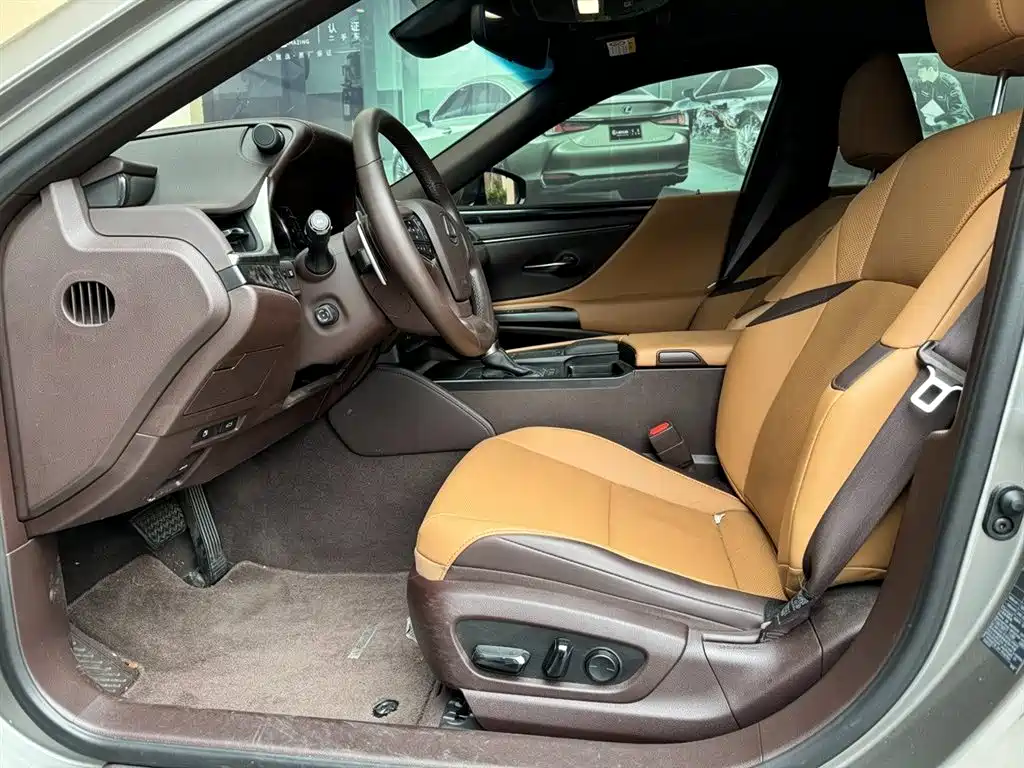Lexus ES 2018 — фото 10