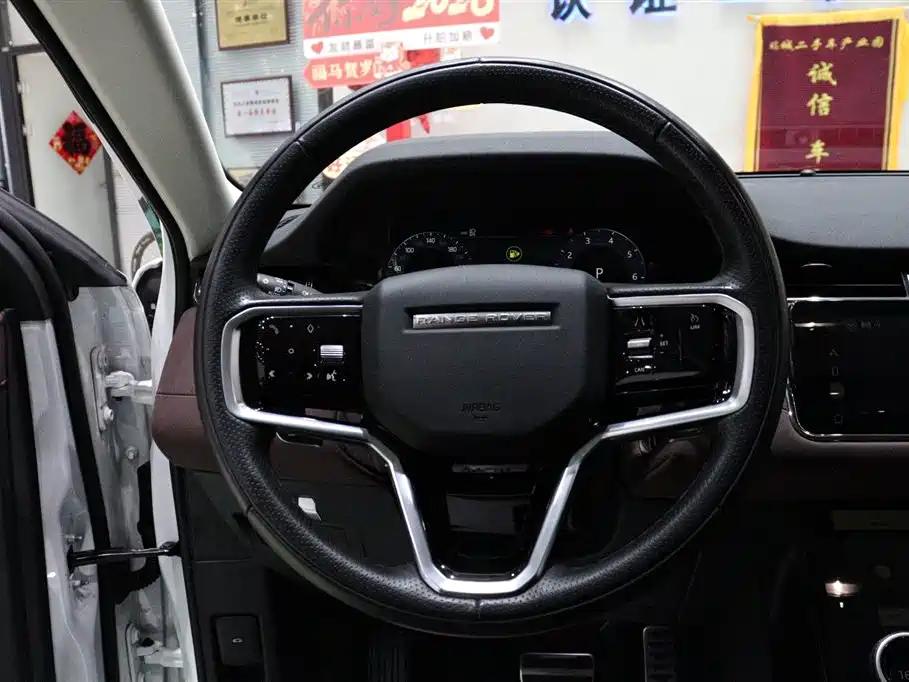 Land Rover Evoque 2023 — фото 15