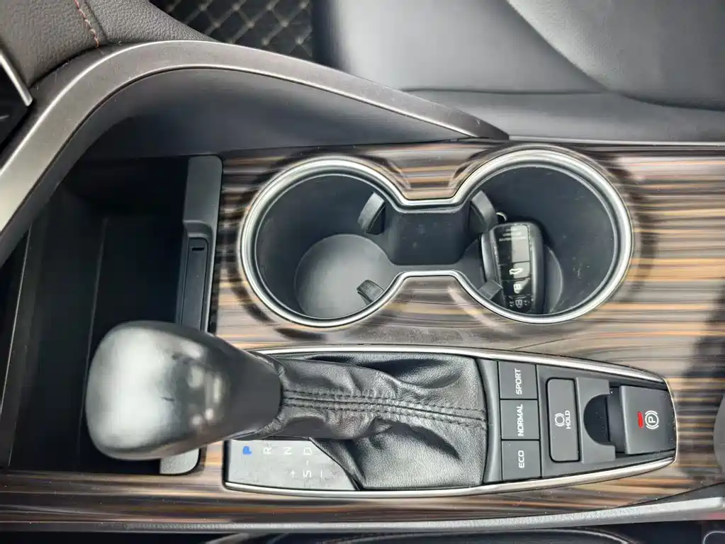 Toyota Camry 2019 — фото 11