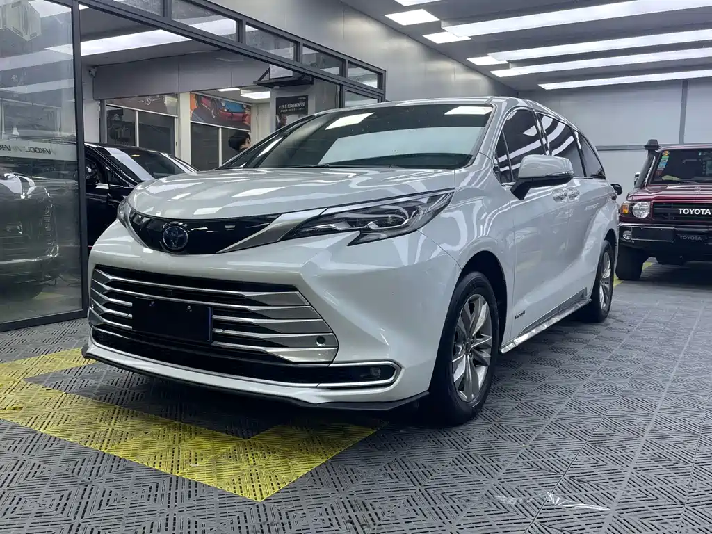 Toyota Sienna 2022 — фото 1