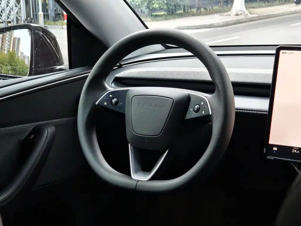 Tesla Model Y 2025 — фото 4