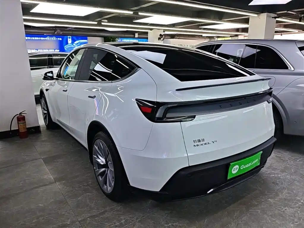 Tesla Model Y 2025 — фото 5