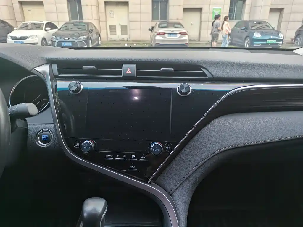 Toyota Camry 2019 — фото 15