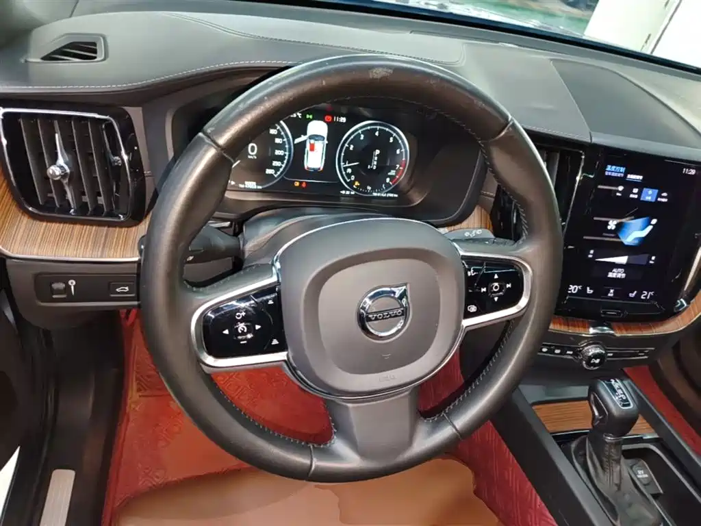 Volvo XC60 2020 — фото 11