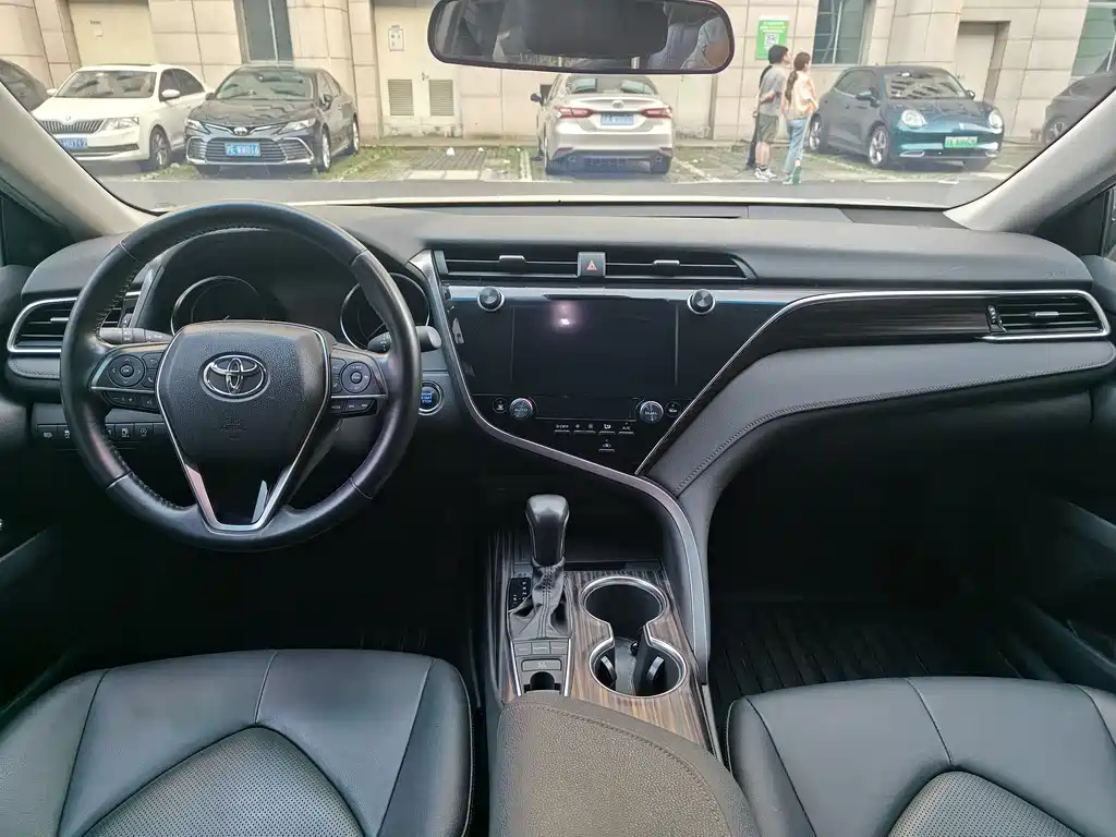 Toyota Camry 2019 — фото 10