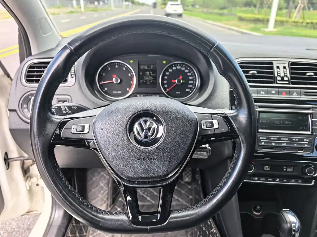 Volkswagen Polo 2015 — фото 6