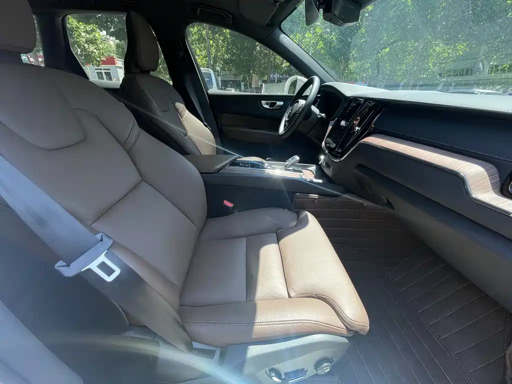 Volvo XC60 2025 — фото 10