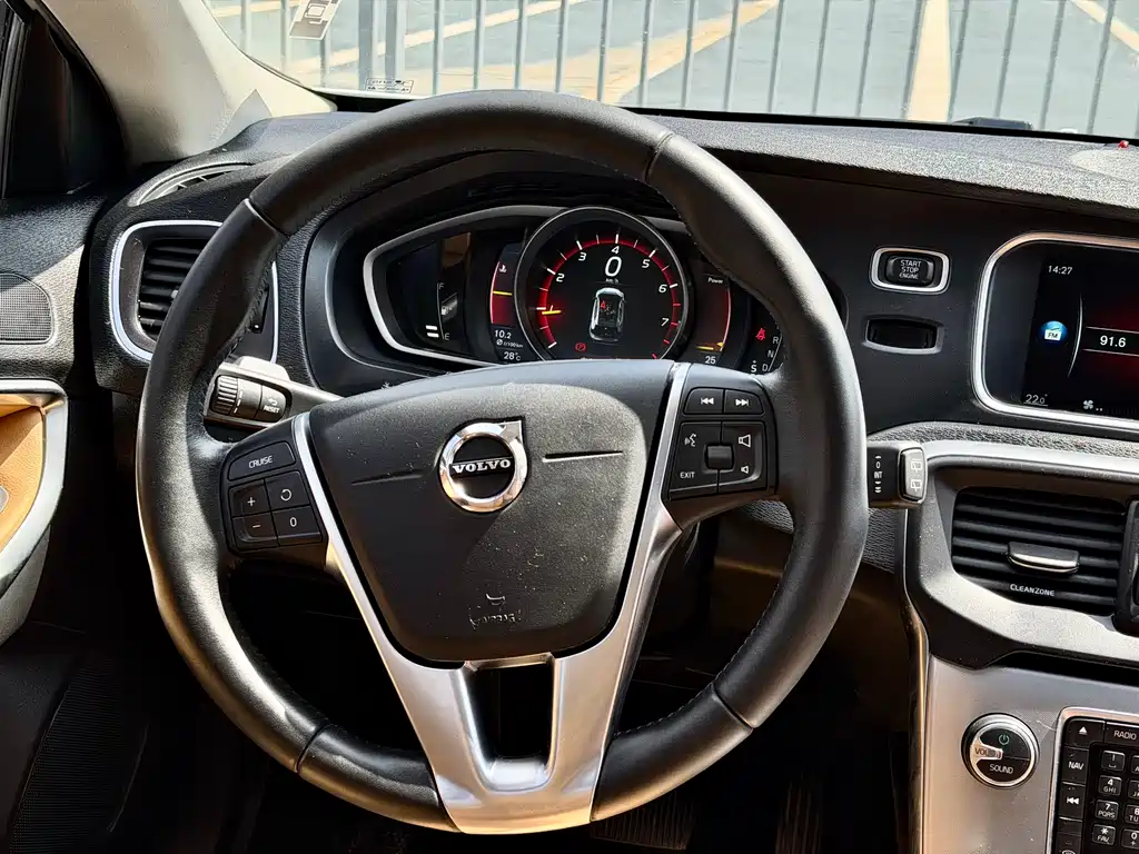 Volvo V40 2017 — фото 10