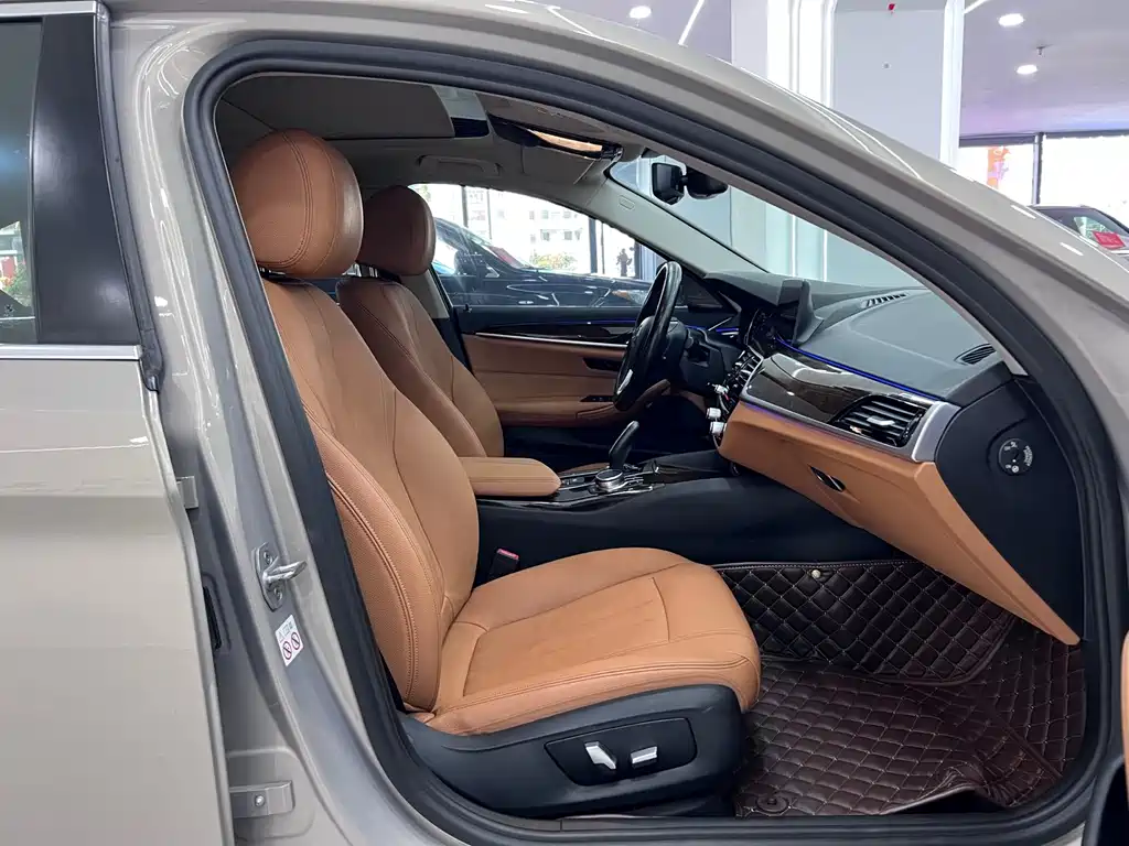 BMW 5 Series 2017 — фото 11