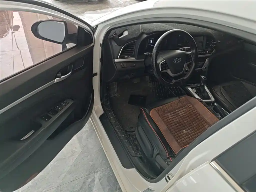 Hyundai Elantra 2018 — фото 16