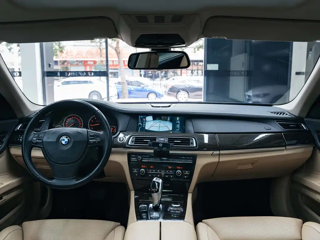 BMW 7 Series 2011 — фото 18