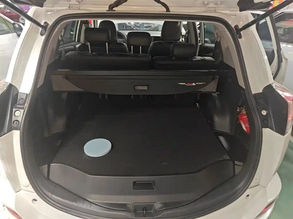 Toyota RAV4 2019 — фото 19