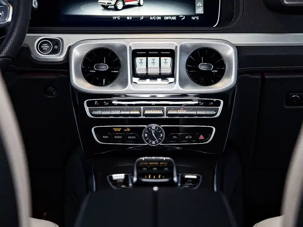 Mercedes-Benz G-Class 2024 — фото 16