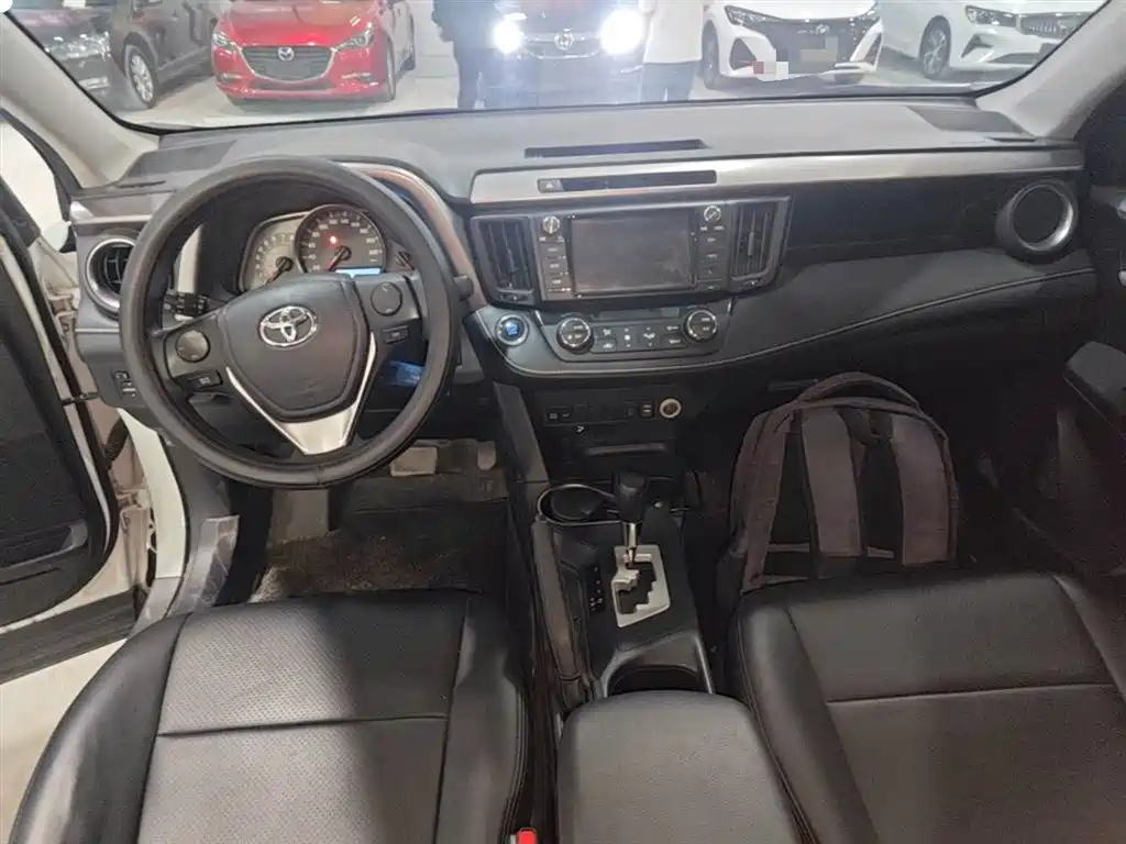 Toyota RAV4 2019 — фото 10