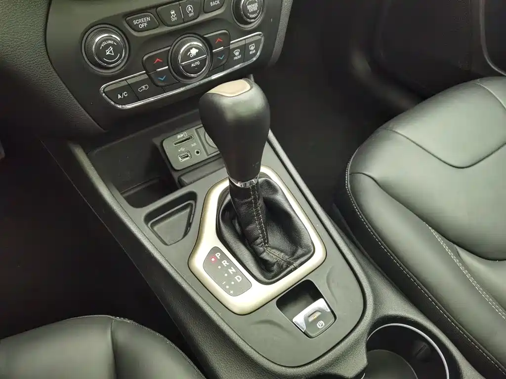 Jeep Cherokee 2015 — фото 13