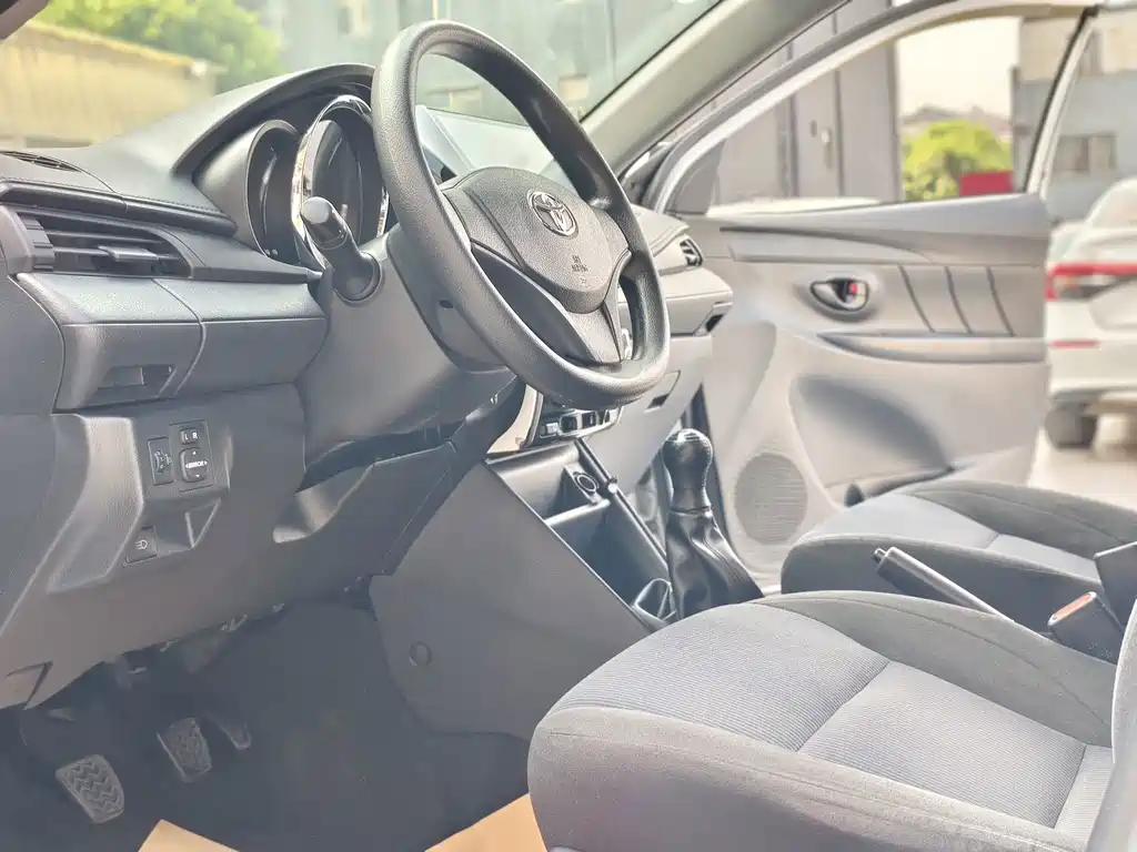 Toyota Yaris L 2017 — фото 9