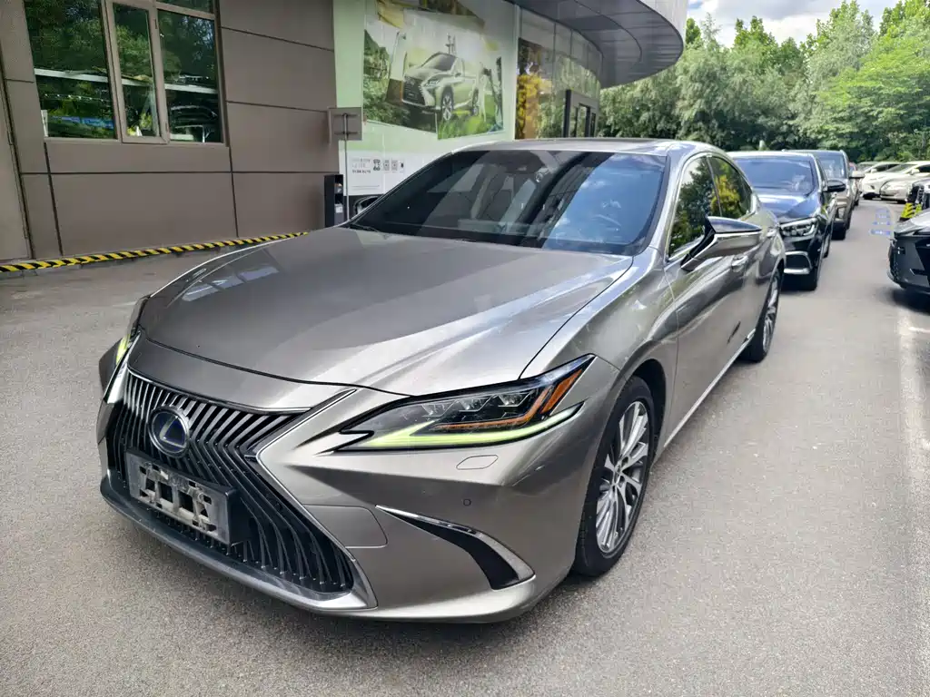 Lexus ES 2019 — фото 1