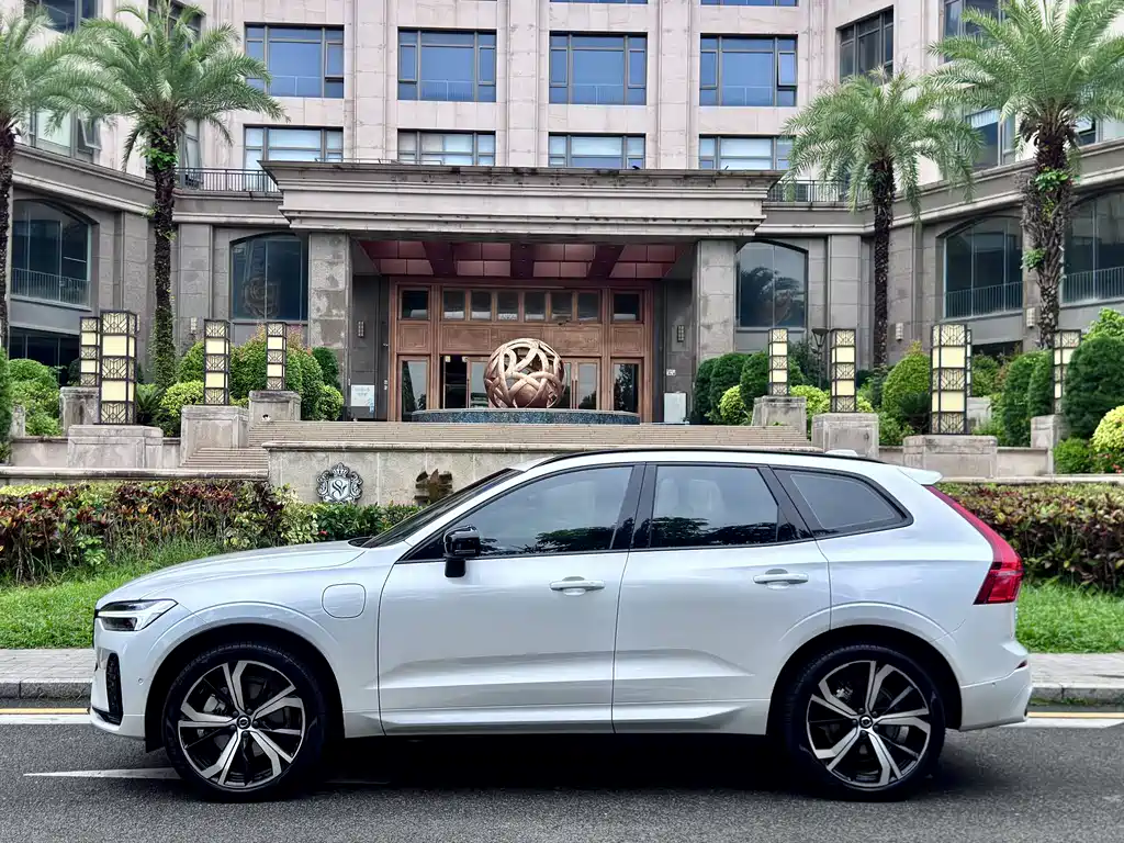 Volvo XC60 PHEV 2022 — фото 3