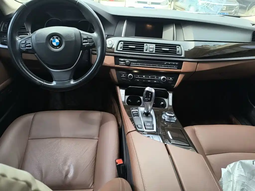 BMW 5 Series 2017 — фото 10
