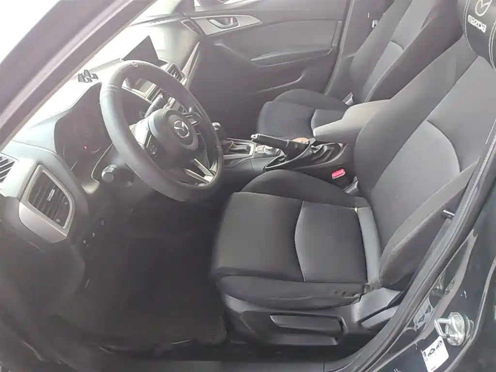 Mazda 3 Axela 2018 — фото 15