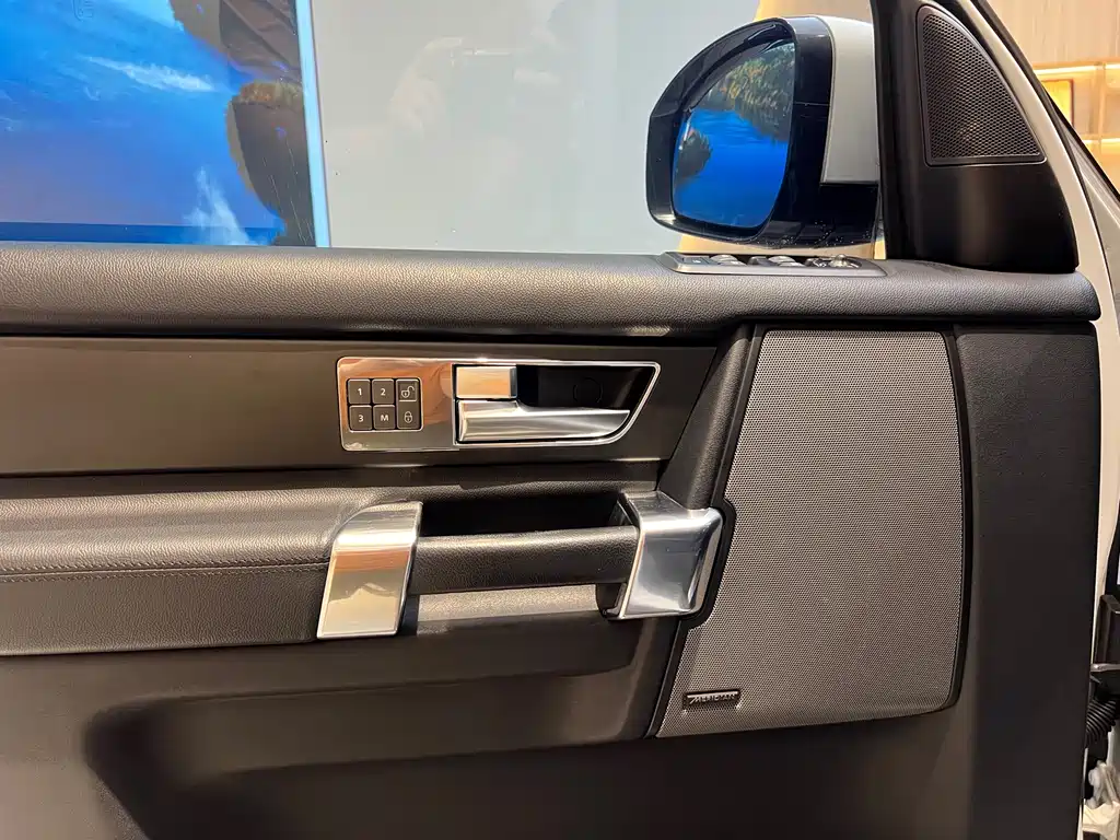 Land Rover Discovery 2014 — фото 8
