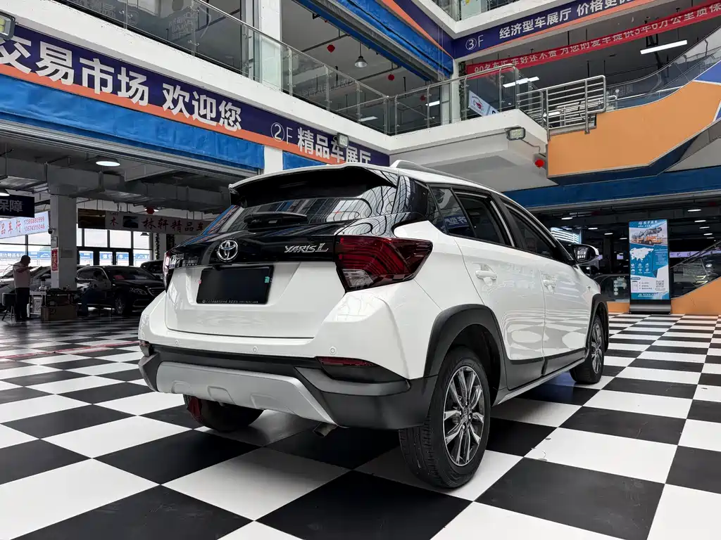 Toyota Yaris L 2022 — фото 19
