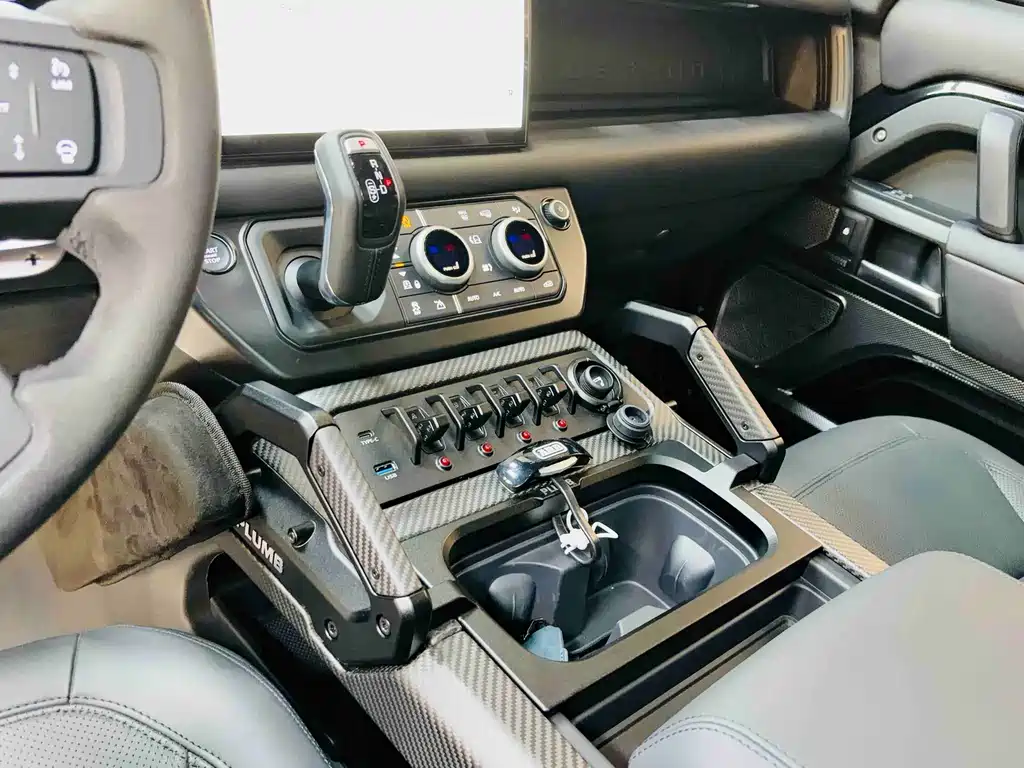 Land Rover Defender 2023 — фото 12
