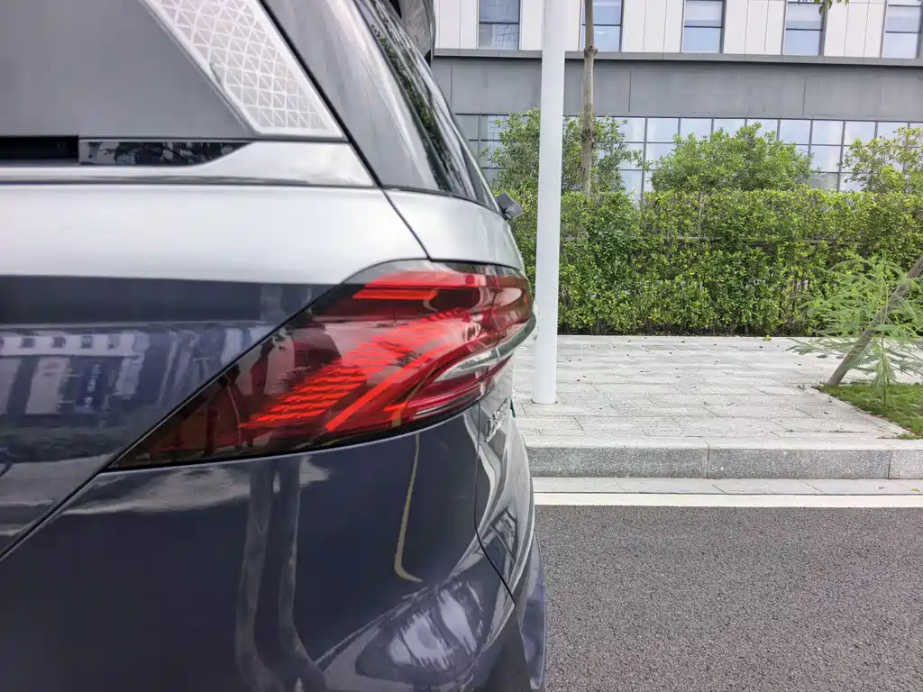 Roewe iMAX8 New Energy 2023 — фото 19