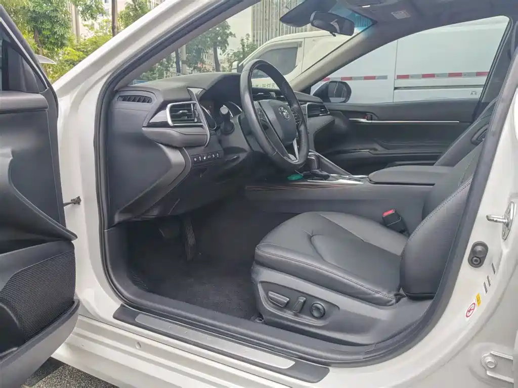 Toyota Camry 2019 — фото 15