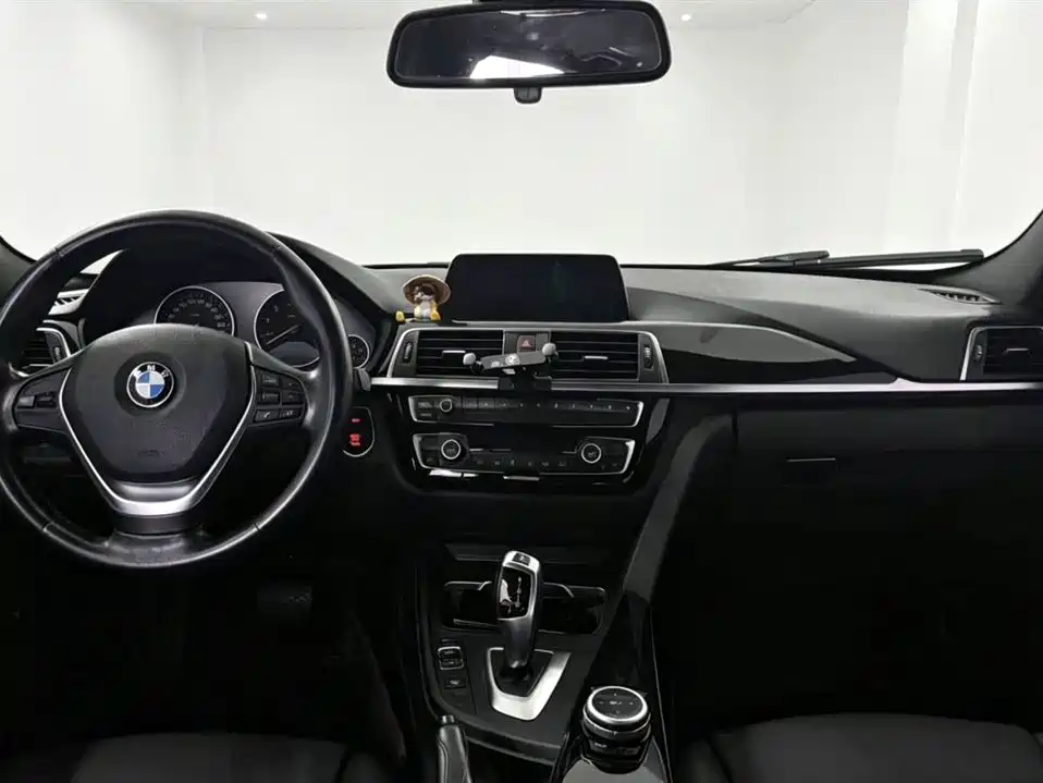 BMW 3 Series 2018 — фото 5